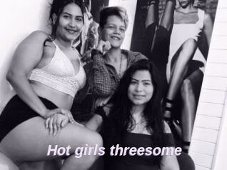 Hot_girls_threesome