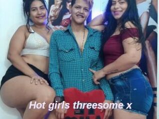 Hot_girls_threesome_x